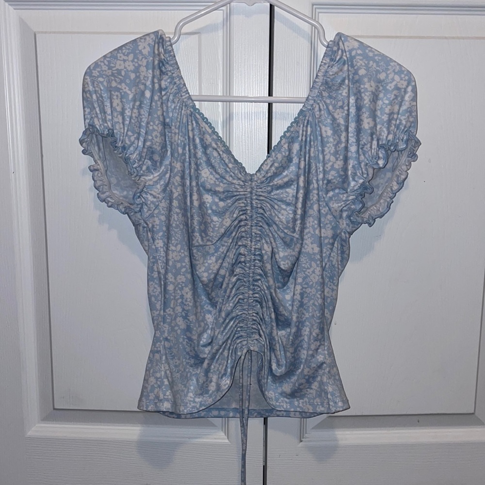 Large blue and white flower middle tie crop top.